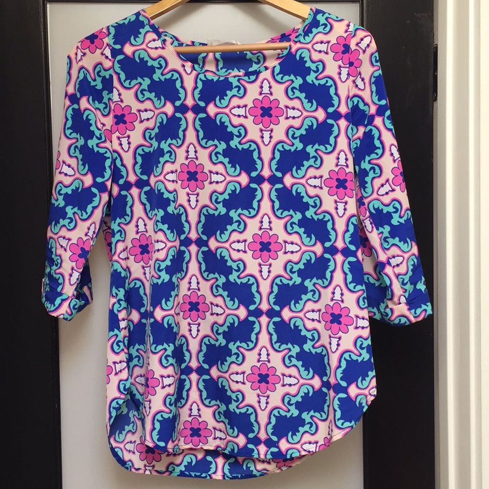 Colorful & flowy top! Size small
